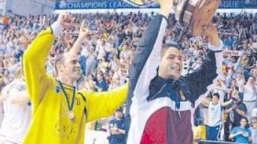 <b>EL SUEÑO SE HIZO REALIDAD. </b>Rolando Urios y Hombrados encabezan la celebración de un equipo que disfrutó de lo lindo con su afición el pasado domingo.