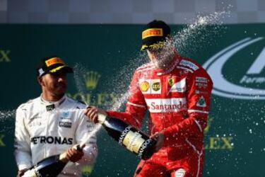 Sebastian Vettel vence a Lewis Hamilton.