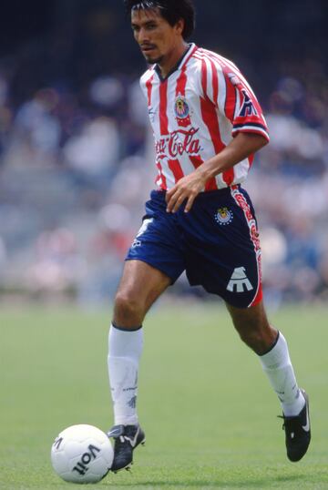 Pocos pueden presumir tener tal impacto que lo hace aparecer en el 11 histórico de un club; el ‘Emperador’ va más allá porque lo consiguió en ambas escuadras, así como Tigres en el Tri. Con los Universitarios fue campeón de liga en 1990-91 y con el Rebaño Sagrado en el 91.