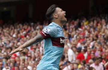 Mauro Zárate celebra el segundo gol de West Ham sobre Arsenal.