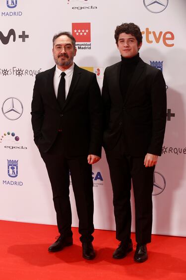El actor Alfonso Lara posando junto a su hijo Miguel Lara.