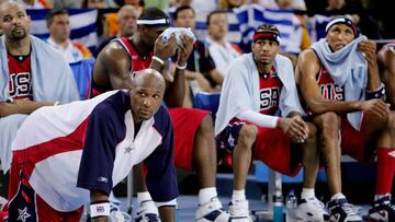 Carlos Boozer, Lamar Odom, Lebron James, Allen Iverson and Stephon Marbury en el banquillo de Estados Unidos durante el primer partido en el que una selección NBA cayó derrotada por primera vez en unos Juegos Olímpicos.