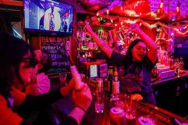 Una camarera baila en su bar de Nueva York, las canciones de Bad Bunny en el show del descanso de la Super Bowl.