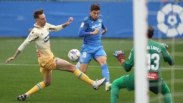 FUENLABRADA, SPAIN - NOVEMBER 14: Francisco Feuillassier of CF Fuenlabrada competes for the ball with Fernando Calero of RCD Espanyol during the La Liga SmartBank match between CF Fuenlabrada and RCD Espanyol at Estadio Fernando Torres on November 14, 202