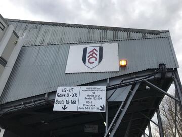 Desde 1896 ha sido la casa del Fulham, un escenario que conserva la estructura típica de un estadio inglés.