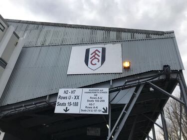 Desde 1896 ha sido la casa del Fulham, un escenario que conserva la estructura típica de un estadio inglés.
