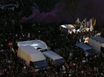 El frío y la lluvia no detuvieron a miles de aficionados que quisieron arengar al Real Madrid en su llegada al Bernabéu.