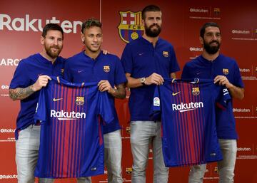 Rakuten patrocinará al Barcelona las cuatro próximas temporadas. Messi, Neymar, Piqué y Arda presentaron en Japón el nuevo sponsor que lucirán.