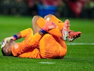GIRONA, 30/11/2025.- El guardameta argentino del Girona, Paulo Gazzaniga, se duele durante el encuentro correspondiente a la jornada 14 de Laliga EA Sports que disputan hoy domingo Girona y Real Madrid en el estadio Montilivi, en Girona. EFE / Siu Wu.