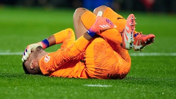 GIRONA, 30/11/2025.- El guardameta argentino del Girona, Paulo Gazzaniga, se duele durante el encuentro correspondiente a la jornada 14 de Laliga EA Sports que disputan hoy domingo Girona y Real Madrid en el estadio Montilivi, en Girona. EFE / Siu Wu.