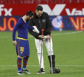 Leo Messi y Lucas Ocampos, con muletas y una férula en la pierna izquierda, tras finalizar el partido.