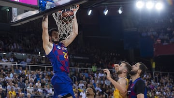 Alex Abrines finalizando con un mate a dos manos ante el Herbalife Gran Canaria.