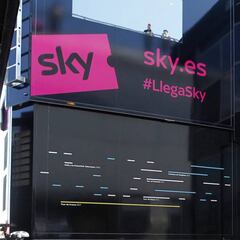 El Sky cambia la decoración de sus vehículos en la Vuelta