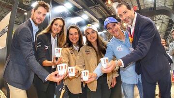 F&eacute;lix Jord&aacute;n, Natalia Fischer, Nuria Bosch, Roc&iacute;o Garc&iacute;a, Carlos Coloma y Rafael Ram&iacute;rez posan durante un acto en la Feria del Sal&oacute;n Gourmet celebrada en el IFEMA de Madrid.