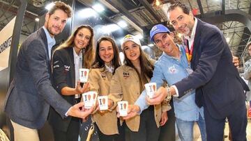 Félix Jordán, Natalia Fischer, Nuria Bosch, Rocío García, Carlos Coloma y Rafael Ramírez posan durante un acto en la Feria del Salón Gourmet celebrada en el IFEMA de Madrid.