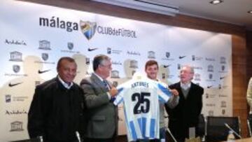 Antunes, en su presentación con el Málaga junto a Paco Martín Aguilar, Antonio Fernández Benítez y Ben Barek.