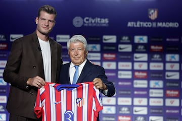 Alexander Sorloth y Enrique Cerezo sujetan la camiseta del Atlético de Madrid.