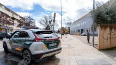 El detenido por el crimen de Hinojal sale del Palacio de Justicia de Cáceres en un vehículo de la Guardia Civil tras declarar, a 9 de marzo de 2024, en Cáceres, Extremadura (España). El Juzgado de Instrucción número 3 de Cáceres ha decretado la prisión provisional comunicada y sin fianza para el detenido por la muerte de un vecino del municipio cacereño de Hinojal, cuyo cuerpo sin vida fue localizado ayer, 8 de marzo, en una finca a dos kilómetros de la localidad tras llevar desaparecido desde el pasado mes de enero. Las diligencias se instruyen por los presuntos delitos de homicidio, estafa y robo con violencia.
09 MARZO 2024;JUSTICIA;CRIMEN;PRISIÓN;FALLECIDO;MUERTO;ALGUACIL
Carlos Criado / Europa Press
09/03/2024