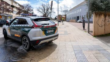 El detenido por el crimen de Hinojal sale del Palacio de Justicia de Cáceres en un vehículo de la Guardia Civil tras declarar, a 9 de marzo de 2024, en Cáceres, Extremadura (España). El Juzgado de Instrucción número 3 de Cáceres ha decretado la prisión provisional comunicada y sin fianza para el detenido por la muerte de un vecino del municipio cacereño de Hinojal, cuyo cuerpo sin vida fue localizado ayer, 8 de marzo, en una finca a dos kilómetros de la localidad tras llevar desaparecido desde el pasado mes de enero. Las diligencias se instruyen por los presuntos delitos de homicidio, estafa y robo con violencia.
09 MARZO 2024;JUSTICIA;CRIMEN;PRISIÓN;FALLECIDO;MUERTO;ALGUACIL
Carlos Criado / Europa Press
09/03/2024