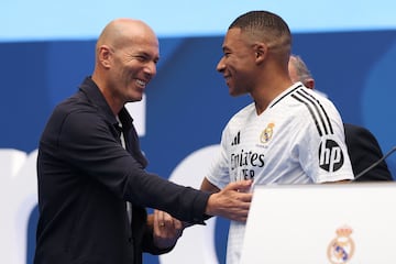 Zidane y Mbappé, en el escenario.