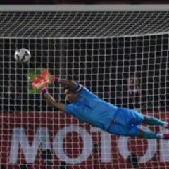 La figura: Claudio Bravo dio seguridad a la Roja en su debut