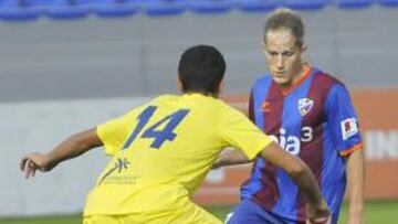 <b>INCISIVO. </b>Javi Martínez, uno de los fichajes del Huesca, fue el mejor del partido.