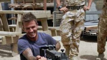 <b>UNO MÁS. </b>Beckham, instruido por el artillero Bob Floy, en un helicóptero Lynx mk 9.