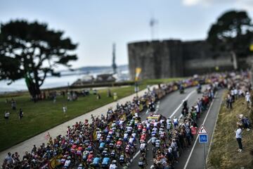 El comienzo de la sexta etapa, que serán 181 km entre Brest y Mur de Bretagne.