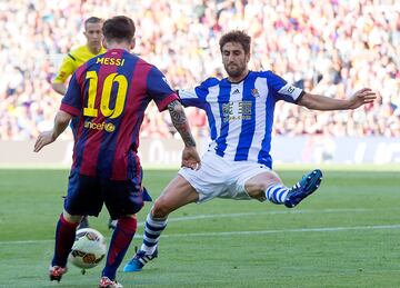 Leo Messi y Markel Bergara, durante un Barcelona - Real Sociedad (14/15).