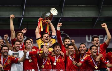 Iker Casillas levanta en Kiev el título de Campeón de Europa de Selecciones. Tercer título para la Selección Española.