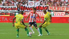 Te&oacute;filo Guti&eacute;rrez ante la marca de Alexis Henr&iacute;quez y Carlos Cuesta en el partido entre JUnior y Nacional por Liga &Aacute;guila II-2017