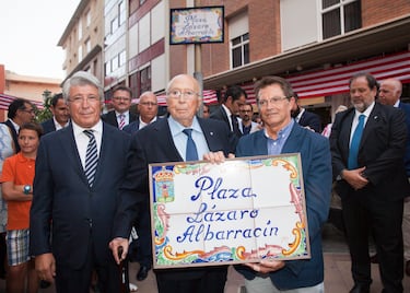 Albarracín nació en 1929 en Lorca, Murcia. Con 20 años viajó a Madrid para hacer el servicio militar en Aviación y a los seis meses se hizo socio del Atlético de Aviación. En la foto, Lázaro Albarracín con Enrique Cerezo en la inauguración de una plaza que lleva su nombre en Lorca. 