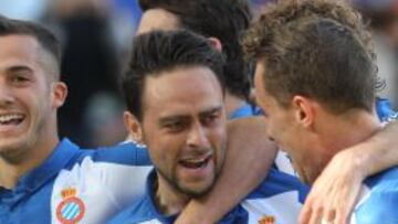 Sergio Garc&iacute;a festeja junto a sus compa&ntilde;eros el gol de la victoria ante el Athletic, este domingo.