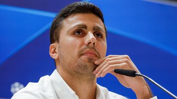 MADRID, 08/04/2024.- El centrocampista del Manchester City Rodrigo Hernández "Rodri" asiste a una rueda de prensa en el Estadio Santiago Bernabéu, este lunes en Madrid, en la víspera del encuentro de ida de cuartos de final de Liga de Campeones ante el Real Madrid. EFE/JuanJo Martín
