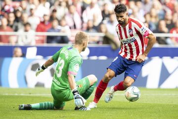 El jugador del Atlético de Madrid, Diego Costa, trata de controlar el balón ante el portero del Valencia, Cillessen. 
