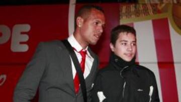 <b>EL PELIGRO DEL SEVILLA. </b>Luis Fabiano posó con aficionados a la llegada del equipo a Madrid.