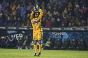 Damián Álvarez es uno de los ídolos recientes de la afición de los Tigres de la UANL. El "Duende" vivió los mejores momentos de su carrera vestido de amarillo. Álvarez llegó a Tigres procedente de Pachuca en el Apertura 2010. Los felinos ofrecieron más dinero y le ganaron al América en su puja.