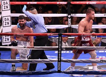 El boxeador mexicano Santos Saúl Álvarez Barragán, más conocido como 'El Canelo', ganó el WBA Regular del supermedio tras derrotar a Rocky Fielding y tumbarlo cuatro veces.