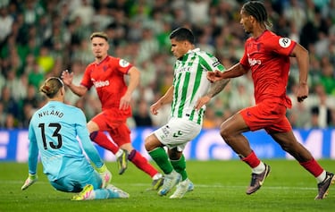 2-1. Jesús Rodríguez conecta con Isco que asiste de primeras, y desde la frontal del área, de manera magistral  para dejar en el mano a mano al Cucho Hernández con Orjan Haskjold Nyland y anotar el segundo tanto verdiblanco.
