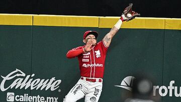 Momento en que Fabela se eleva para salvar una bola del home run.