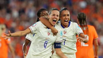 Soccer Football - UEFA Women's Euro 2025 - Group D - Netherlands v France - St. Jakob-Park, Basel, Switzerland - July 13, 2025 France's Sandie Toletti celebrates scoring their first goal with Sakina Karchaoui REUTERS/Denis Balibouse TPX IMAGES OF THE DAY