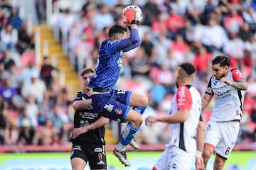 Camilo Vargas of Atlas during the 17th round match between Necaxa and Atlas as part of the Liga BBVA MX, Torneo Apertura 2024 at Victoria Stadium on November 10, 2024 in Aguascalientes, Mexico.