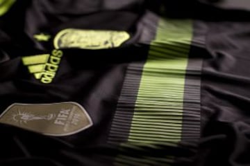 Negra y flúor, así es la nueva segunda equipación de la selección española de fútbol para el Mundial de Brasil 2014.