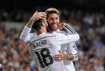 Nacho y Sergio Ramos celebrando el gol 1-0 para el Real Madrid durante el partido de la primera jornada de la fase de grupos de la Champions League que se disputa esta noche en el estadio Santiago Bernabéu