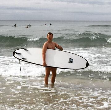 Además, tiene mucha afición al mar. En esta imagen, disfrutando el mar con su tabla de surf.