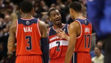 Bradley Beal, John Wall y Temple, conversando.