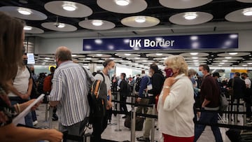 FILE PHOTO: Arriving passengers queue at UK Border Control at the Terminal 5 at Heathrow Airport in London, Britain June 29, 2021. REUTERS/Hannah Mckay/File Photo