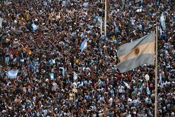 Miles de aficionados celebran en Buenos Aires el pase a la final del Mundial de Qatar 2022.