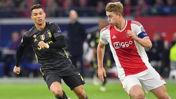 Cristiano Ronaldo y De Ligt durante la eliminatoria entre Juventus y Ajax.