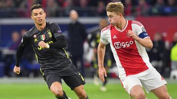 Cristiano Ronaldo y De Ligt durante la eliminatoria entre Juventus y Ajax. 